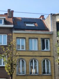 Voici la maison de Monsieur Yahia, située à Jette. Après l'installation de panneaux solaires, il a vu sa facture d'électricité diminuer de 60 % en seulement quelques mois. Grâce à nos solutions et l'accompagnement de notre équipe. Aujourd'hui, il produit sa propre énergie tout en valorisant son bien immobilier. Une belle réussite vers une maison plus verte et plus économique 