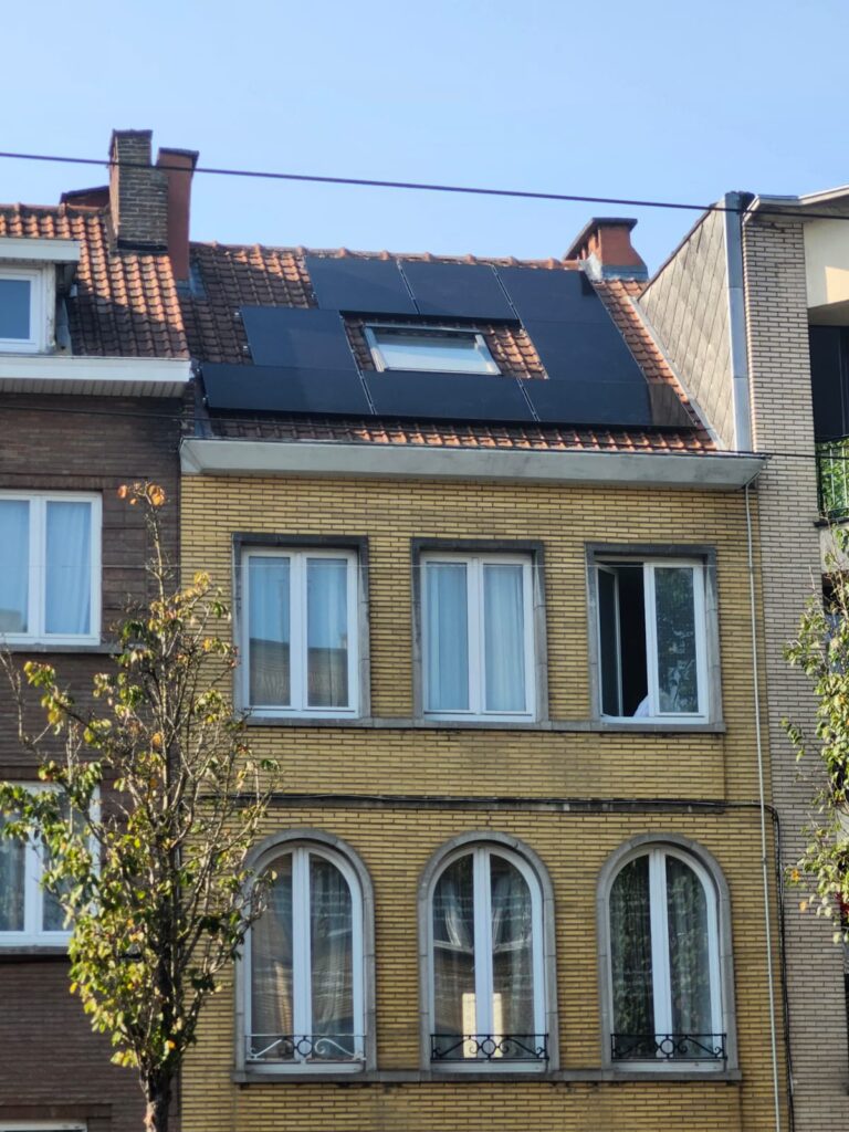 Voici la maison de Monsieur Yahia, située à Jette. Après l'installation de panneaux solaires, il a vu sa facture d'électricité diminuer de 60 % en seulement quelques mois. Grâce à nos solutions et l'accompagnement de notre équipe. Aujourd'hui, il produit sa propre énergie tout en valorisant son bien immobilier. Une belle réussite vers une maison plus verte et plus économique 