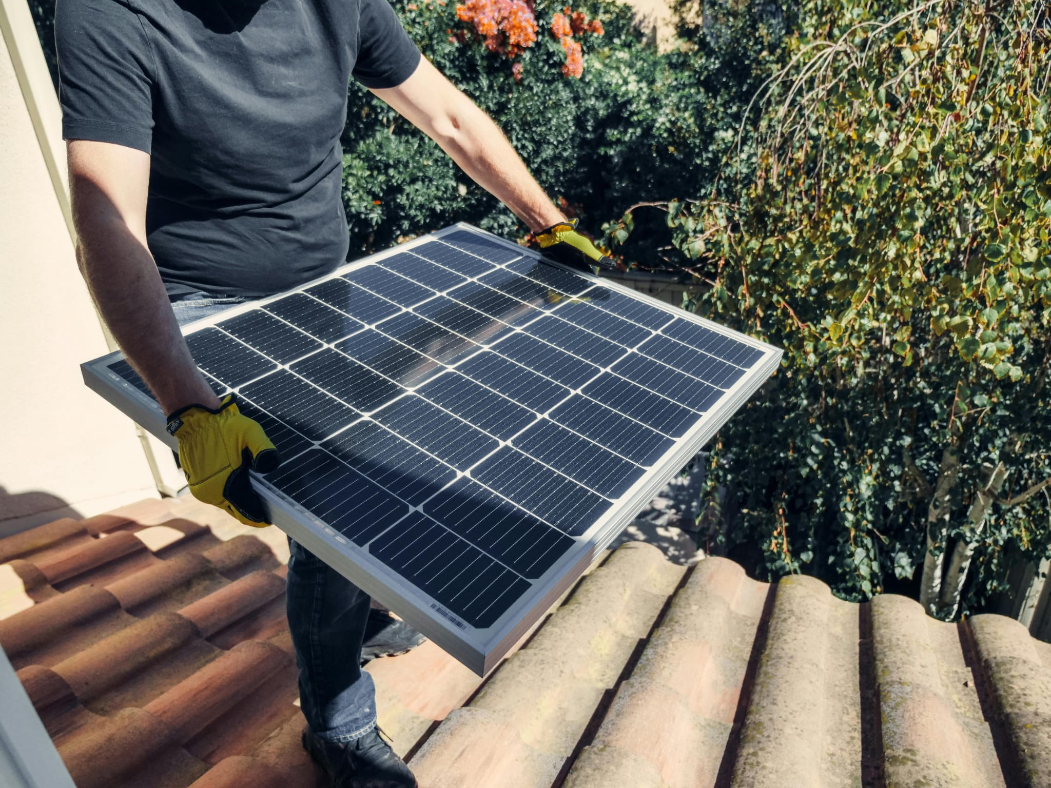 Techniciens SOLAINNOV installant des panneaux photovoltaïques